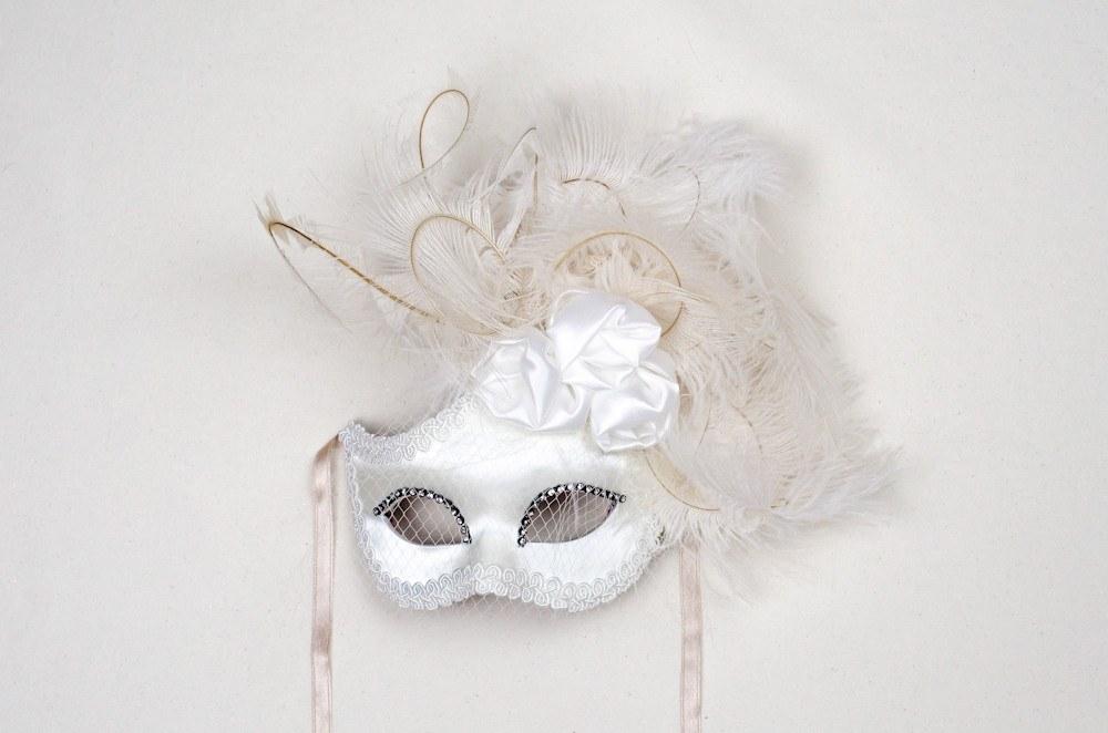 Dolce Rosa White Masquerade Mask
